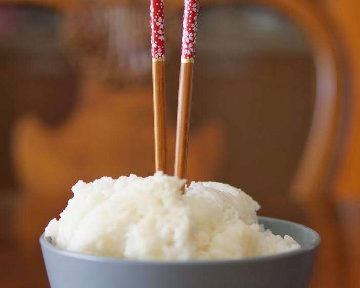 cucuk chopstick dalam nasi