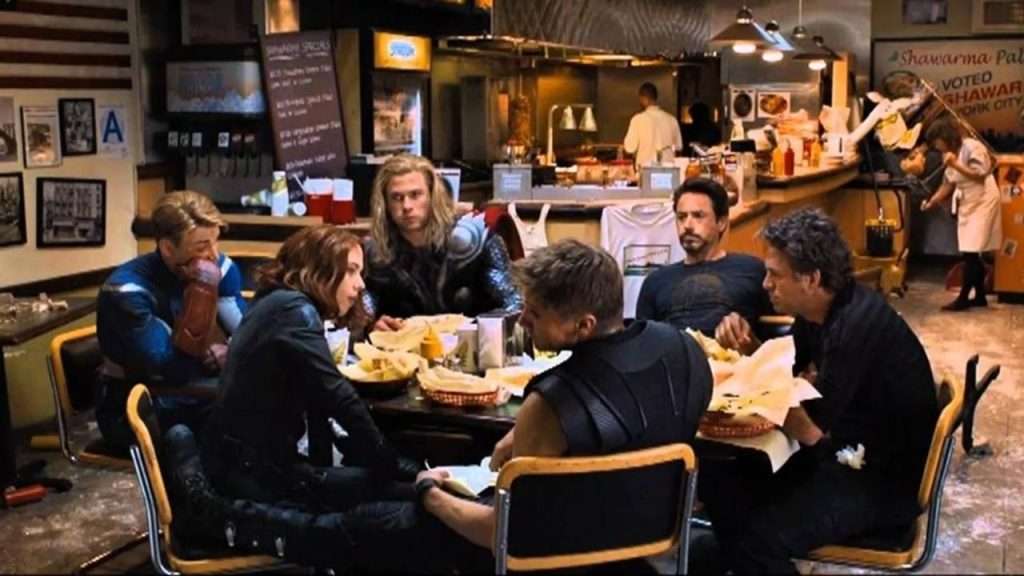 Scene dalam siri The Avengers menikmati shawarma