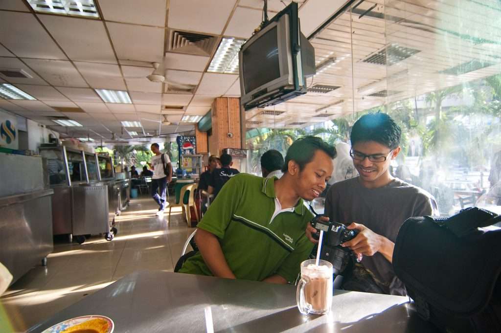 Kedai mamak yang menyediakan meja dan kerusi di luar