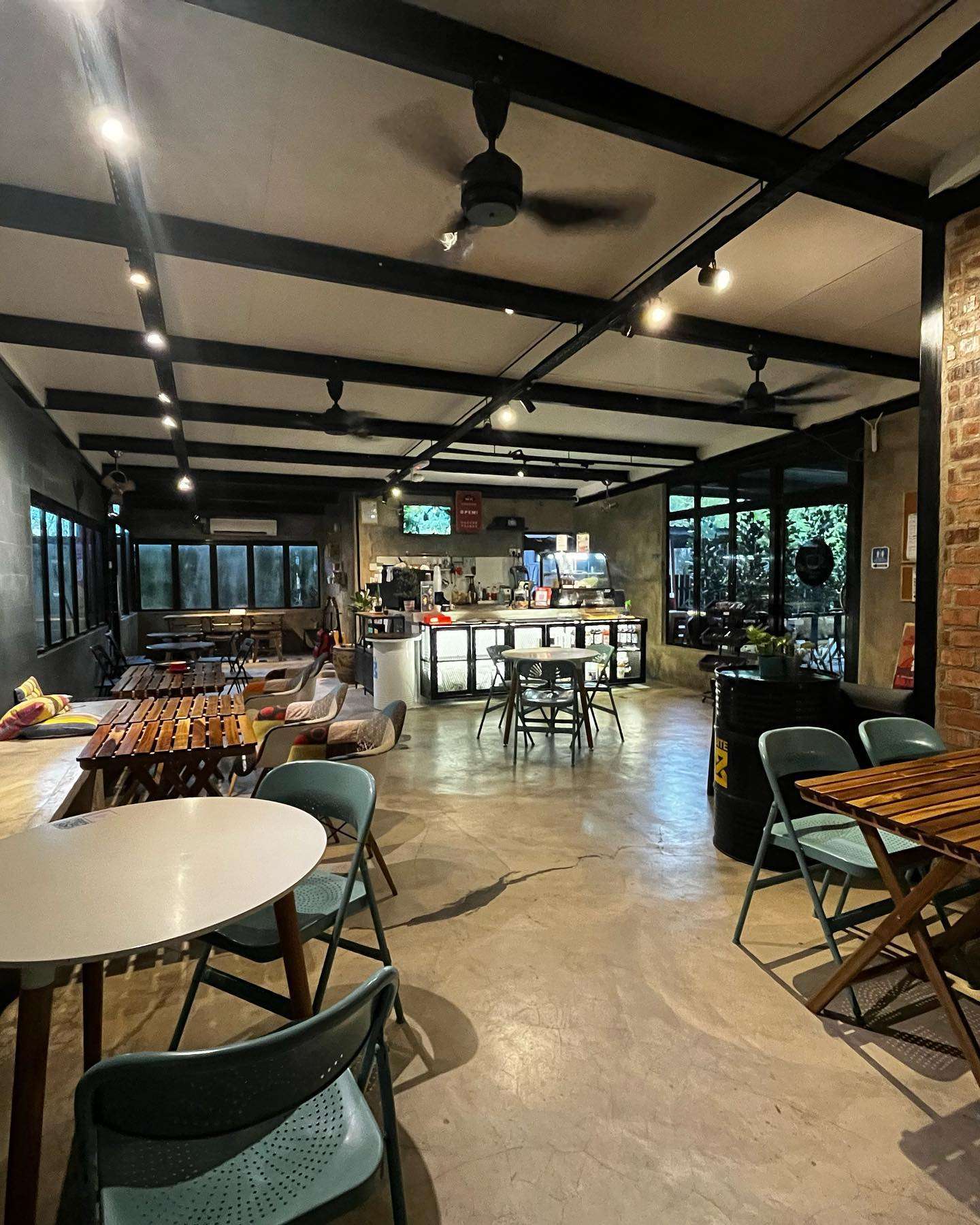 Suite18 Hidden Cafe Port ngopi best di Chinatown Terengganu Purple