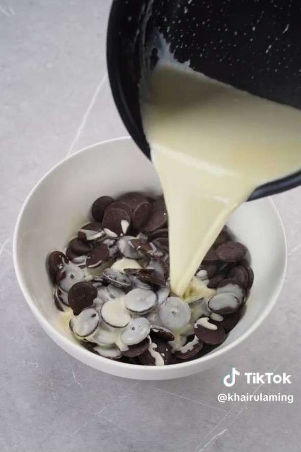tuang cream dalam coklat