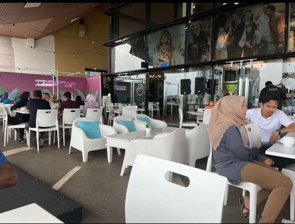 Suasana dalam di Indus Cafe Putrajaya (google.com)