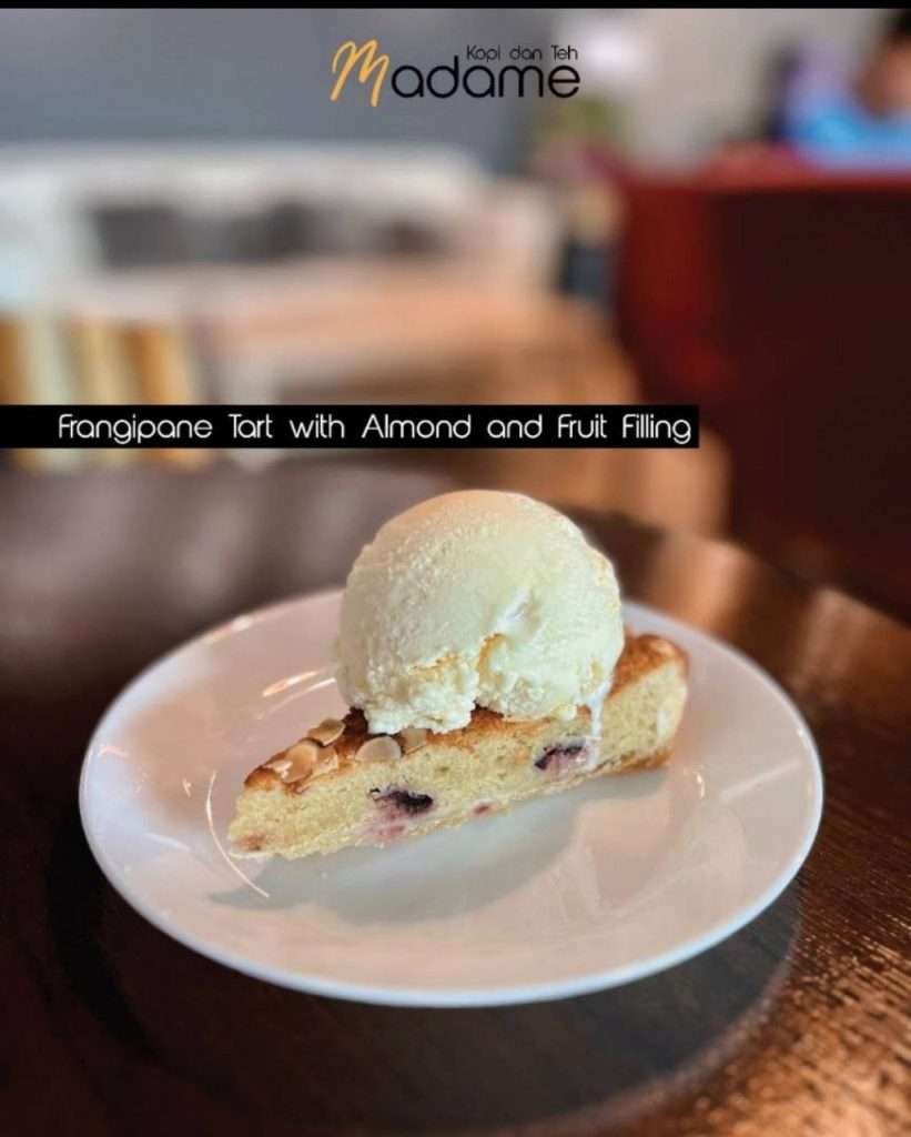 "Frangipan Tart dengan with Almond and Fruit Filling"  (google.com)