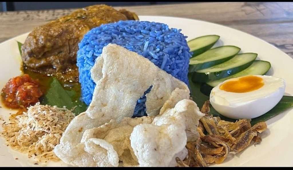 Nasi Kerabu Chicken Rendang (google.com)