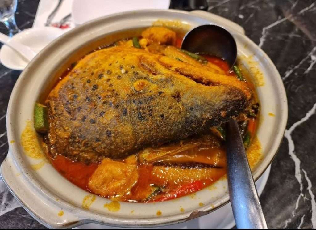 “Claypot Salmon Head Curry” di Abah Seafood & Grill (google.com)
