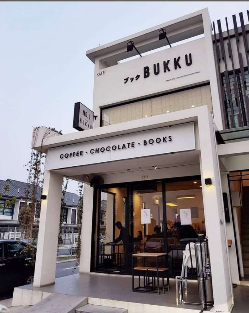 Suasana Luar di Bukku Cafe (google.com)