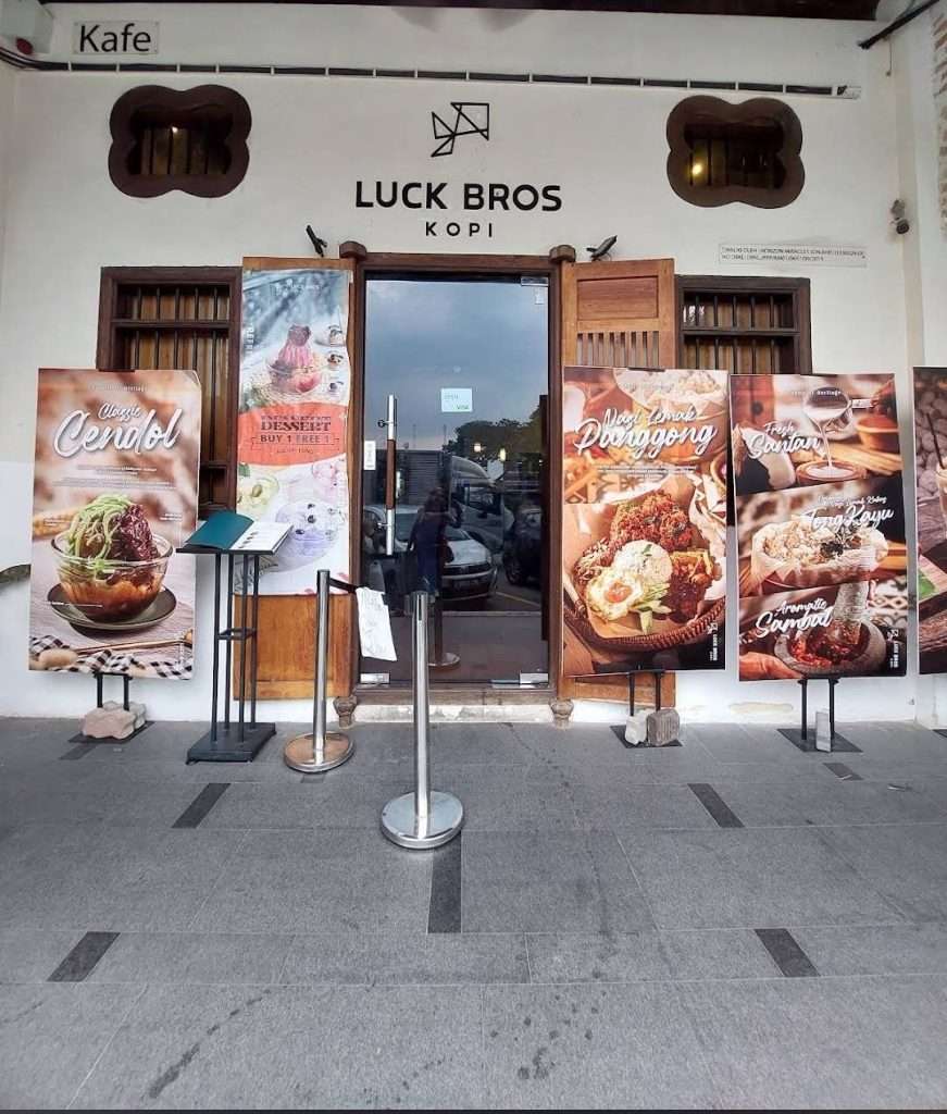 Suasana Luar Di LuckBros Kopi, Petaling Streets (google.com)