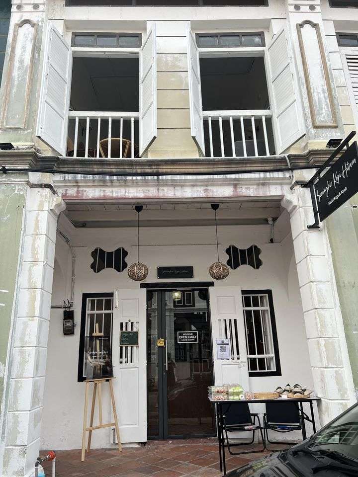 secangkir kopi hitam