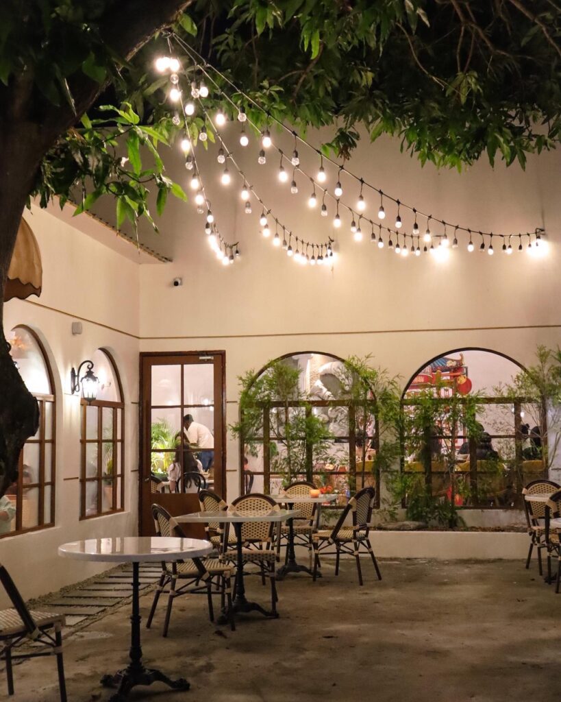 Suasana Malam di Nimmies Pastry Cafe