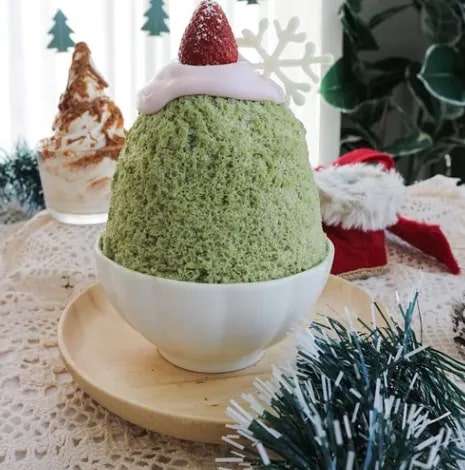 Matcha Kakigori padat dengan perisa Matcha, Kacang Merah & Strawberi, manakala di atasnya dengan kepingan salji Coklat Putih + aising & ditambah dengan Strawberi juga!