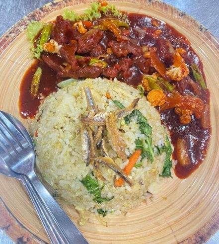 Nasi goreng daging merah